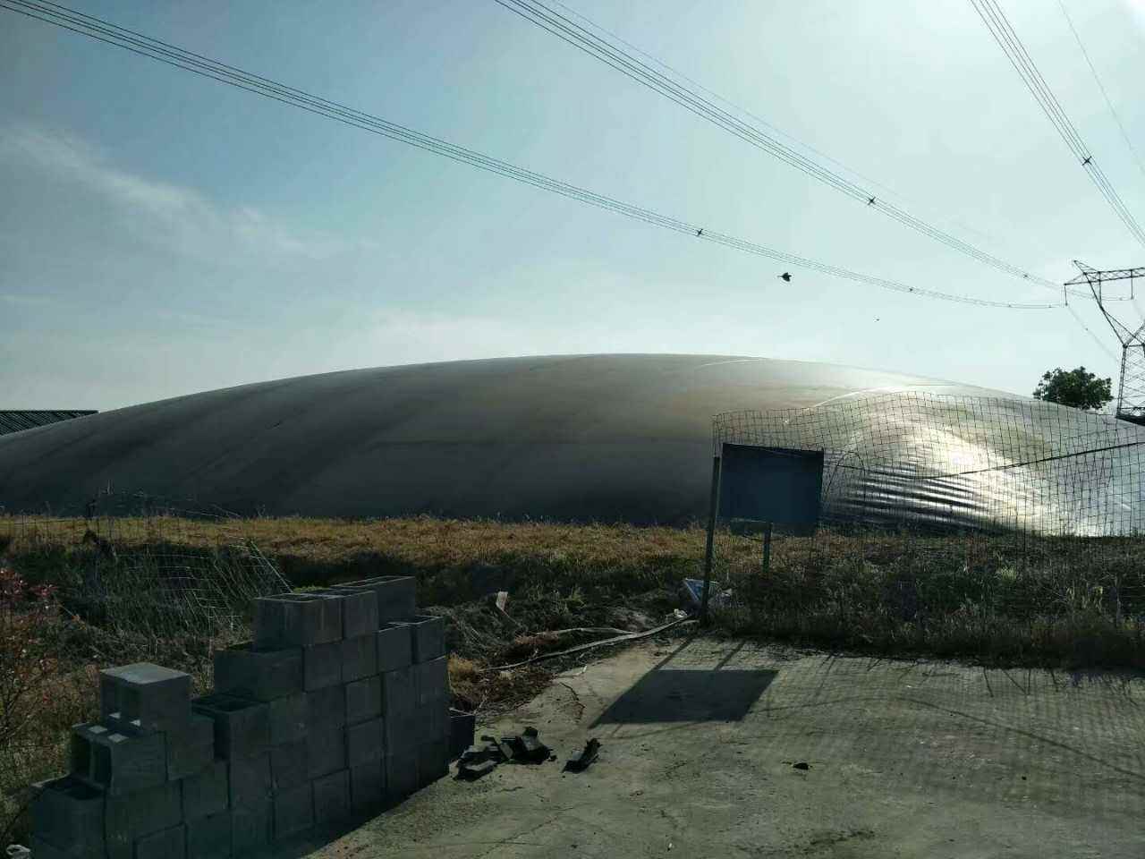 修筑完工的外圍堰鋪設(shè)土工膜表面一定要加寬嗎？
